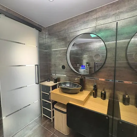 Avec Piscine 8 Personnes فيلة