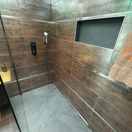 Avec Piscine 8 Personnes فيلة