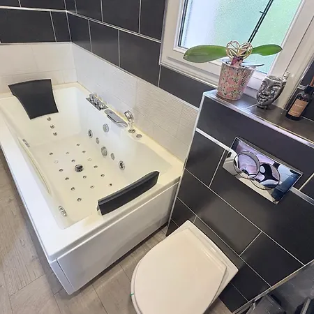 Avec Piscine 8 Personnes فيلة *